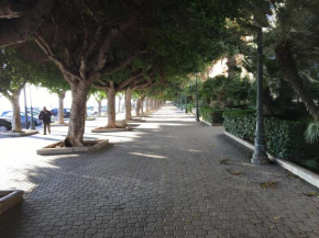  La Marina 62, centrale, sul porto di Trapani  Трапани